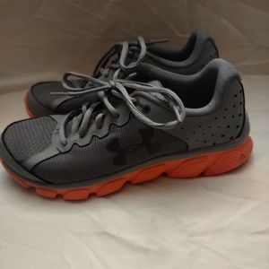 Under armour size 8 tennis shoes